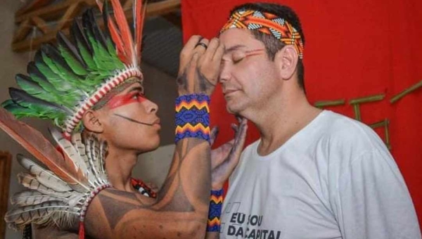  Vivendo indecisão da escolha do vice, Gladson participa de festival indígena e fala em renovação espiritual