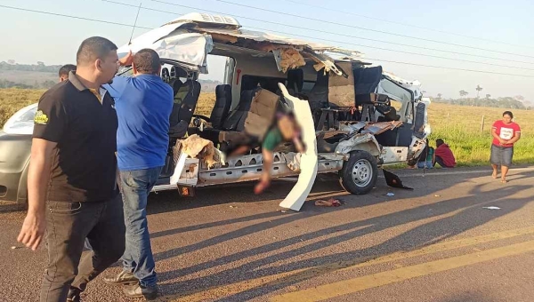 Sesacre confirma cinco óbitos em colisão entre van e caminhão na BR-317; quatro estão feridos