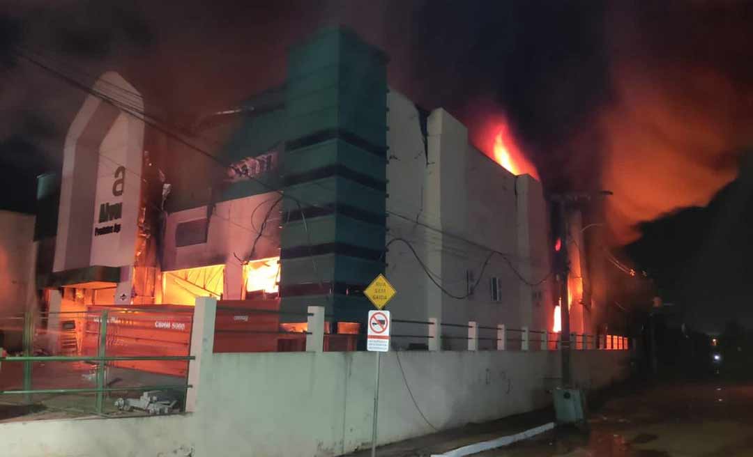 MPAC quer saber se rio Acre foi contaminado com materiais tóxicos após incêndio em loja agropecuária