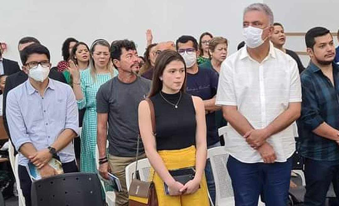 De olho no voto dos crentes, Petecão e Jenilson participam de culto na Assembleia Deus em Rio Branco