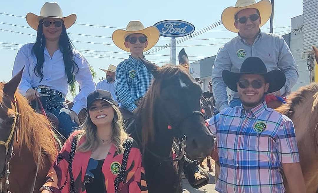 No ritmo das eleições, participantes da cavalgada usam adesivos de candidatos e casas são enfeitadas com bandeiras