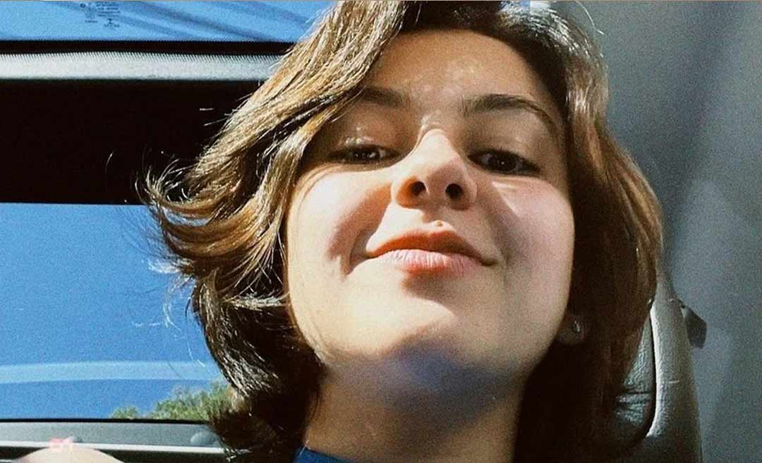 Klara Castanho retorna ao trabalho e mostra roteiro de novo projeto