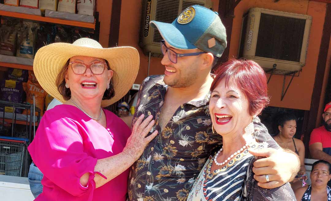 Vanda Milani acompanha o tradicional desfile da cavalgada de abertura da Expoacre 2022
