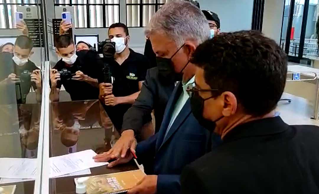 "Um momento histórico", afirma Petecão ao registrar candidatura e protocolar plano de governo no TRE