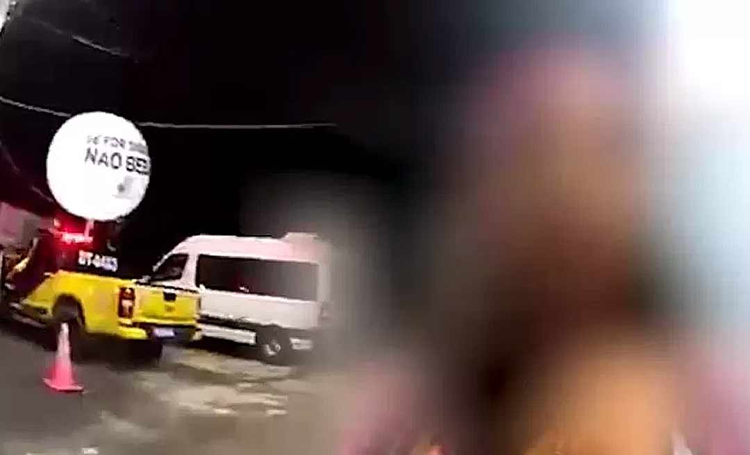 Mulher é detida após oferecer sexo a agente de trânsito para tentar evitar prisão de amigo por dirigir embriagado