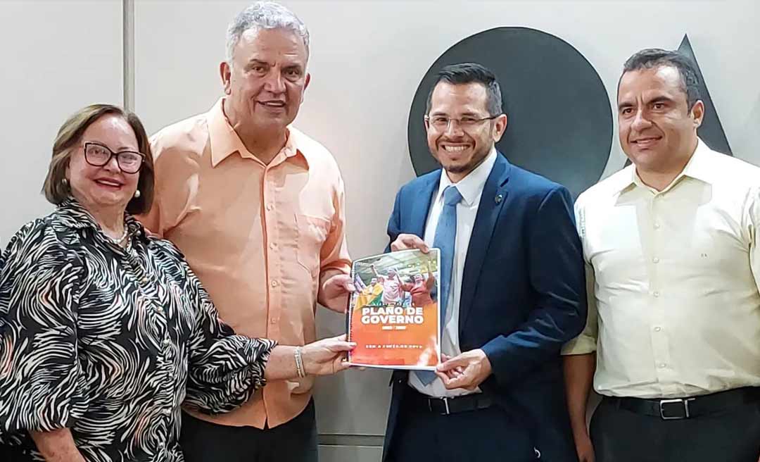 Petecão, João Tota Filho e Vanda Milani entregam Plano de Governo aos presidentes da OAB e da Acisa, no Acre