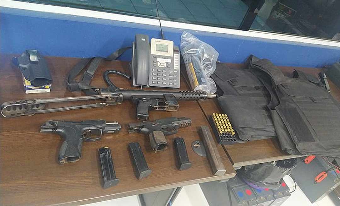Homem que transportava armas e munições em táxi é preso pela PRF no interior do Acre
