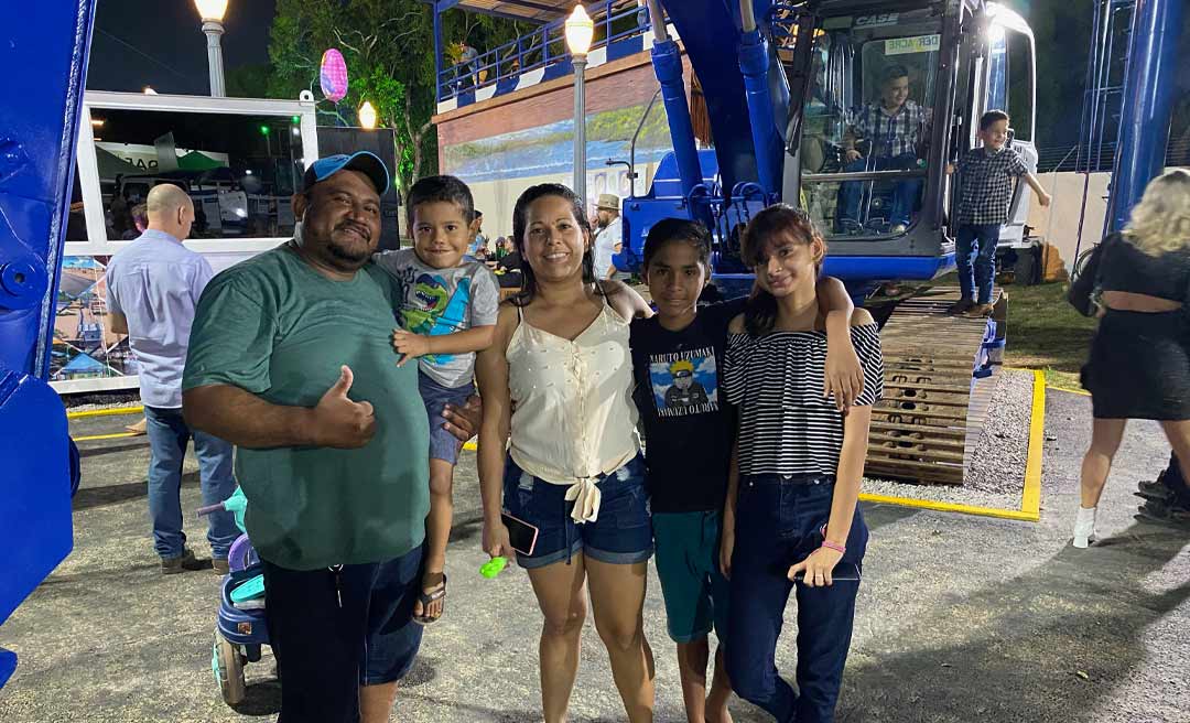 Crianças visitam estande do Deracre no parque de exposições e revelam máquinas favoritas