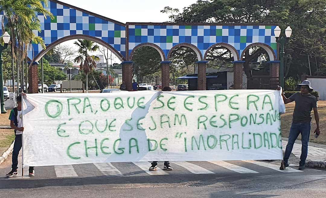 Produtores e estudantes fecham avenidas Brasil e Ceará em protesto contra o governo e prefeitura