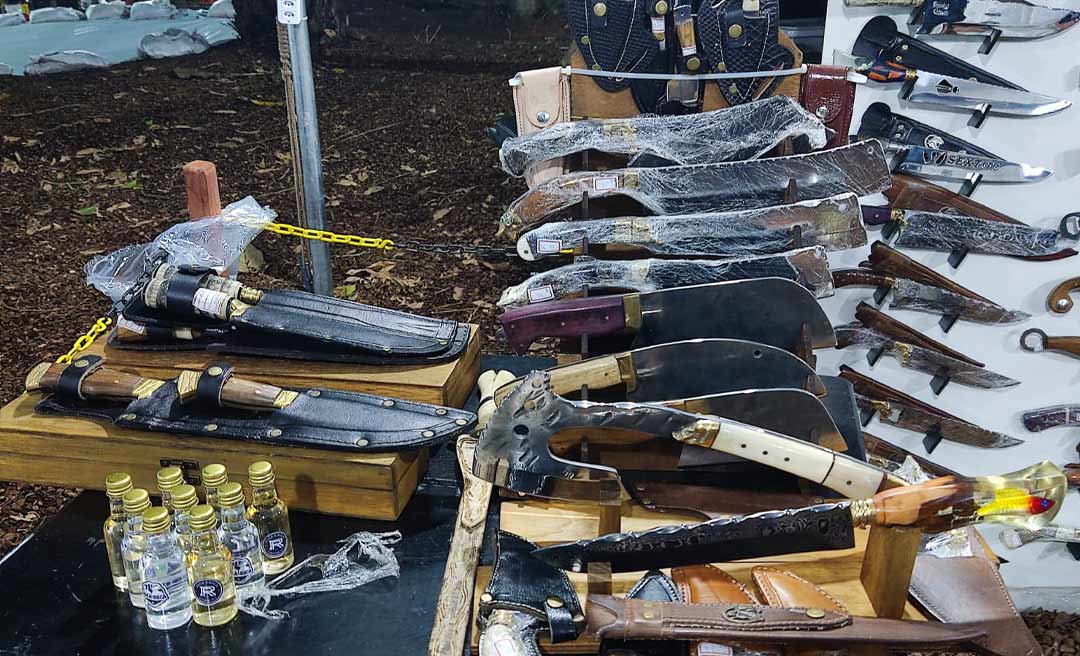 Na Expoacre, cutelaria artesanal apresenta facas de vários modelos e preços variados