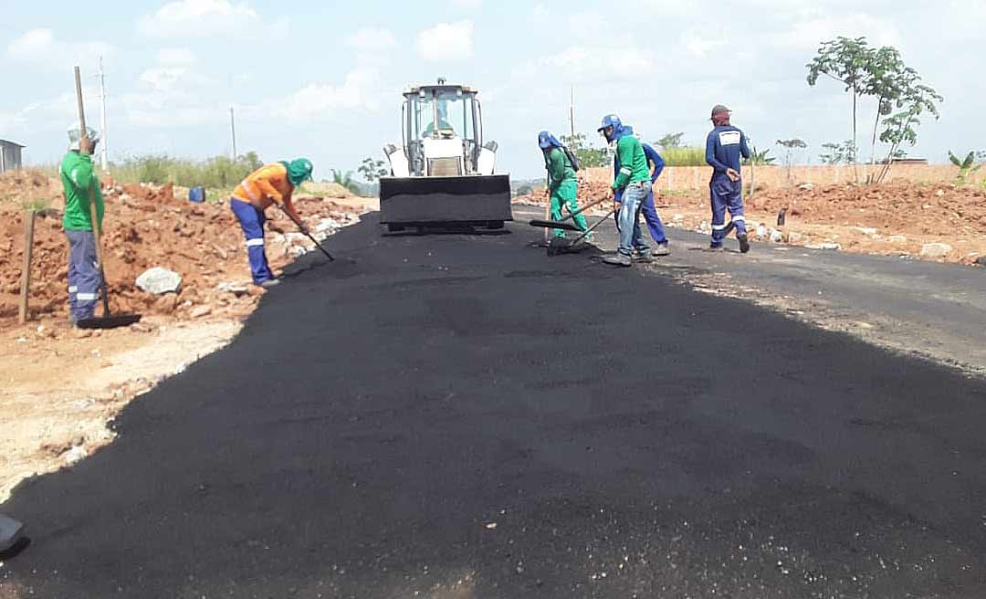 Deracre executa obras de manutenção da Estrada Raimundo Irineu Serra em Rio Branco