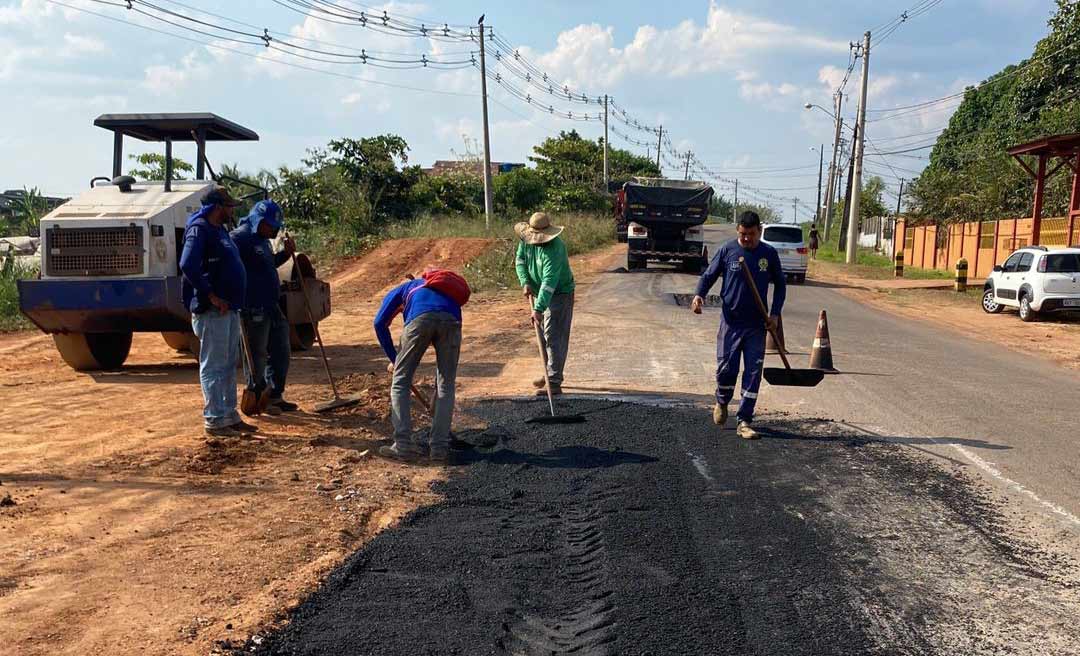 Trecho da Estrada AC-10 recebe serviços de mautenção e asfaltamento realizados pelo Deracre