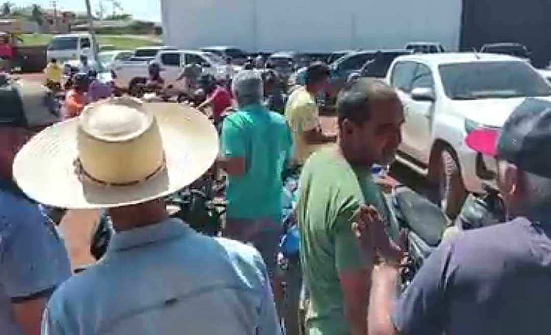 Moradores de Extrema fecham BR-364 revindicando segurança na região