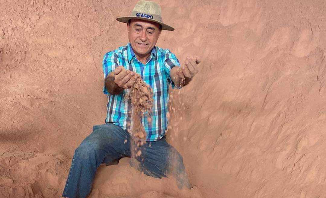 Bocalom chama atenção ao deitar em calcário durante evento da Prefeitura