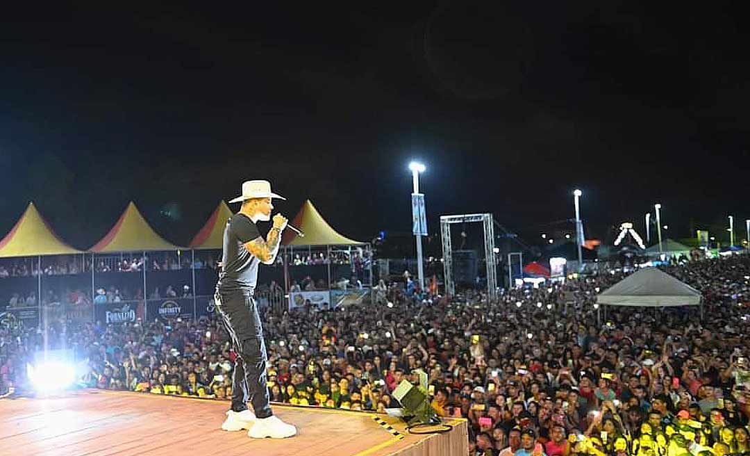Show de Tierry leva multidão a abertura do Festival do Açaí em Feijó