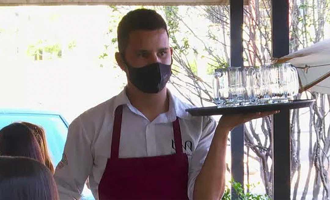 Em Cruzeiro do Sul, Estado oferece treinamento para garçons no período que antecede a Expoacre Juruá