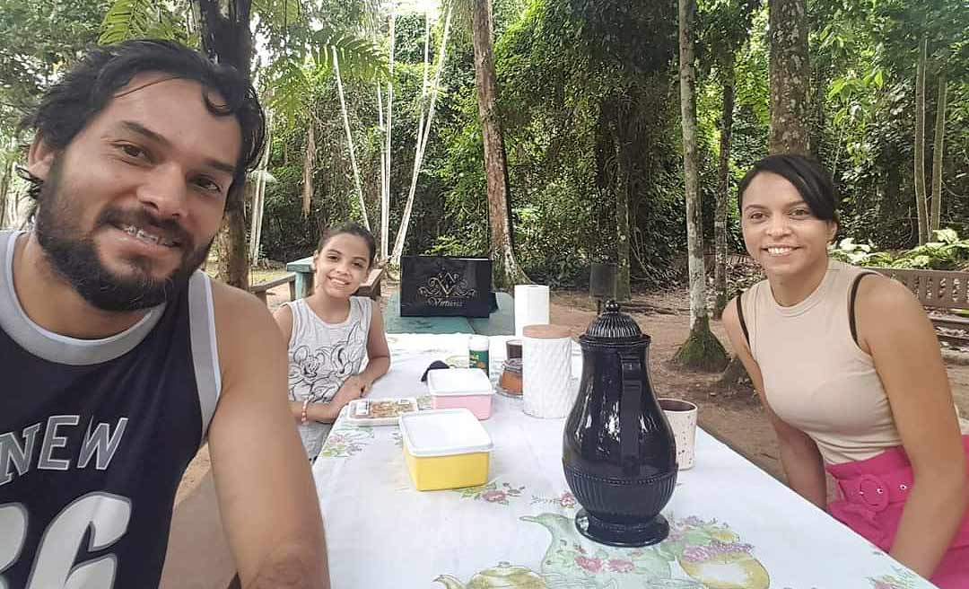 David Hall ironiza críticas após divulgação de agenda com família