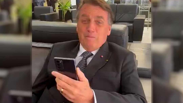 Bolsonaro provoca Bonner antes de ir ao Jornal Nacional: “Vou dar um beijo nele”