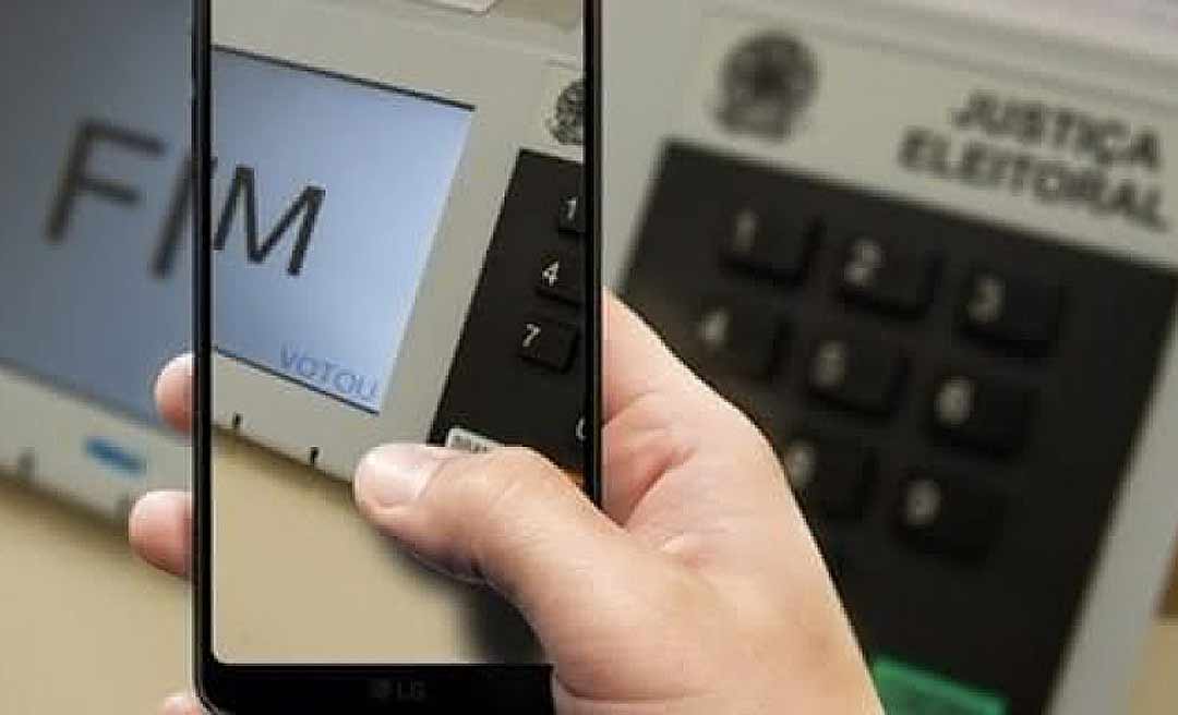 Eleitor deve entregar o celular antes de entrar na cabine de votação, informa o TSE