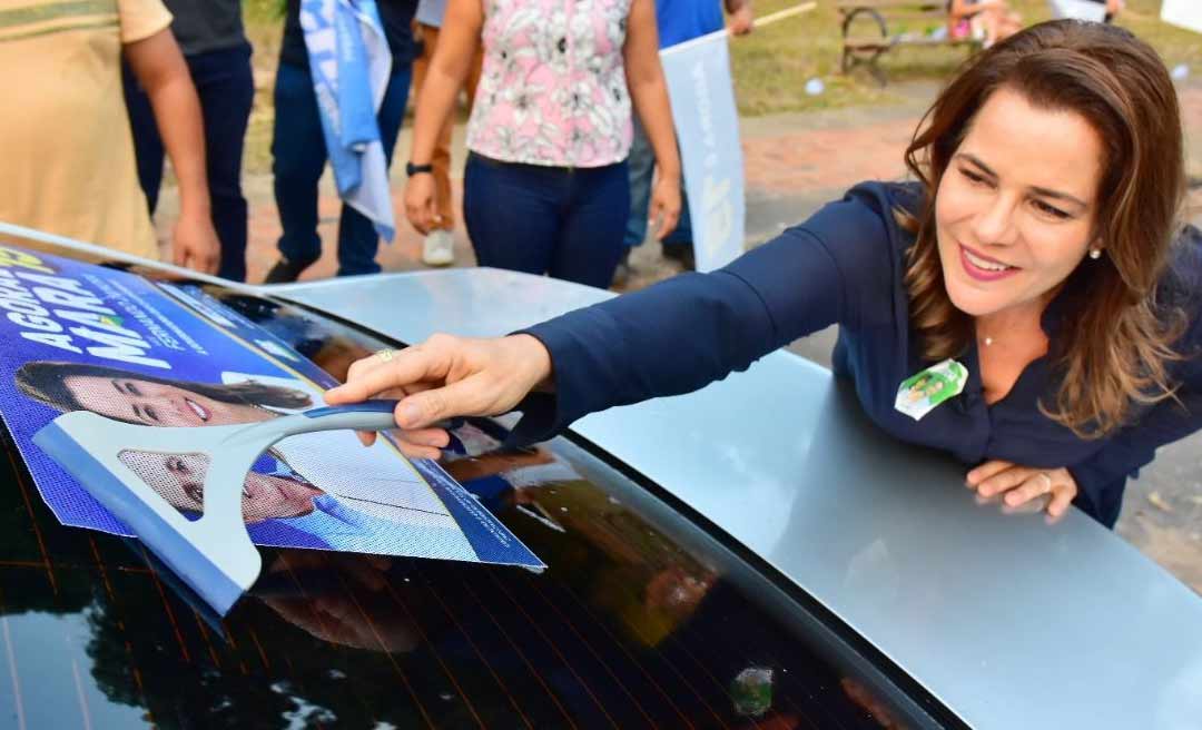 Mara participa de adesivaço na Praça Namoradeira, no Canal da Maternidade