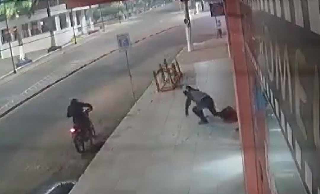 Ladrão é surpreendido por segurança ao arrombar porta de galeria em Cruzeiro do Sul