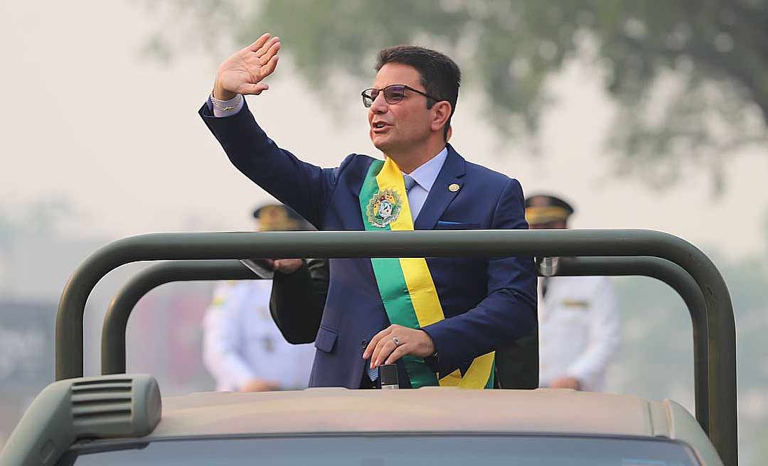 Sob a fumaça de queimadas, Acre volta a realizar desfile da Independência; “Momento de agradecer a Deus”, diz Gladson Cameli