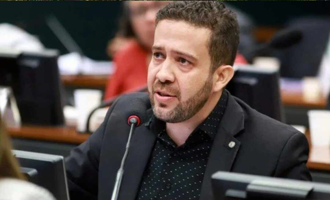 TSE manda remover fake news publicada por André Janones contra Bolsonaro