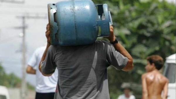 Petrobras reduz preço do gás de cozinha em 4,7% para distribuidoras a partir de terça-feira (13)