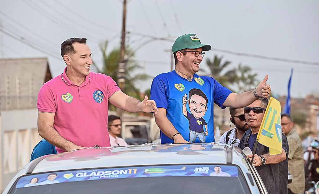 Gladson chega de Uber para carreata e comenta pesquisa que o coloca em primeiro: “Continuar trabalhando”