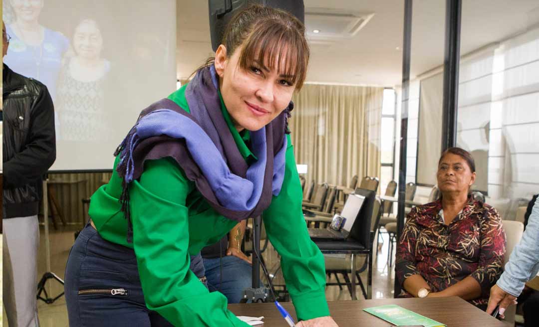 Em reunião com evangélicos, Marcia assina carta em defesa da família e dos valores cristãos