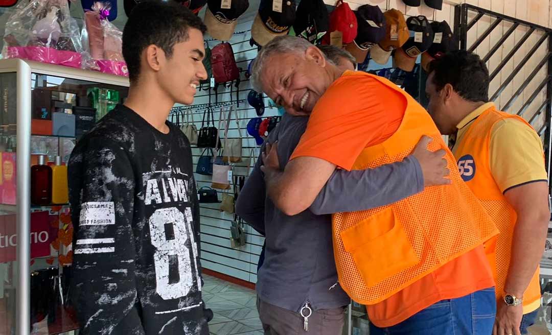 No Alto Acre, Petecão visita comércios e faz corpo a corpo: "Minha conversa é com o povo"