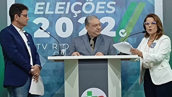 Ao ser cutucado por Mara no debate, Gladson sugere: “Tome um copo com água, a senhora está muito nervosa”