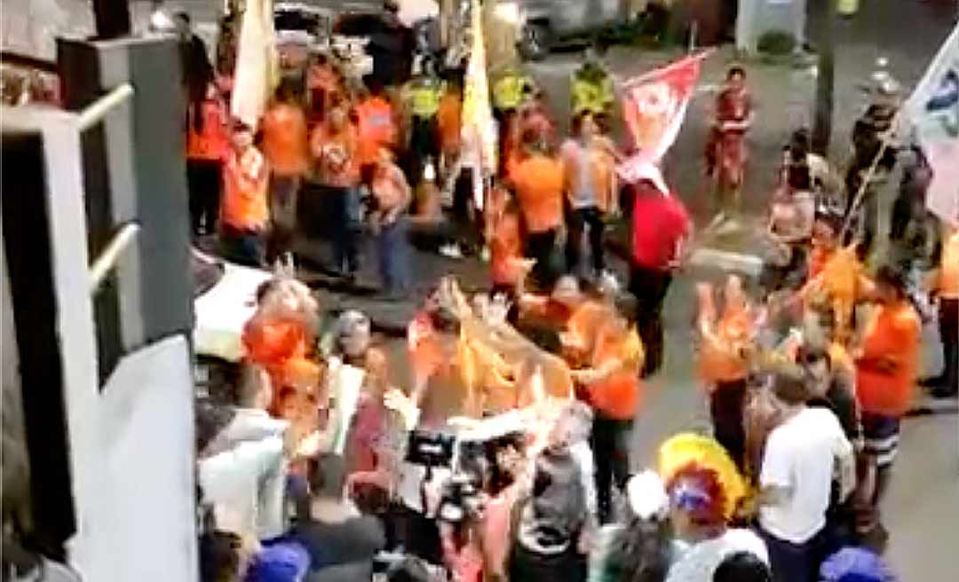 Militância de Petecão grita o nome de Mara Rocha e abraça a candidata do MDB na saída da TV Rio Branco