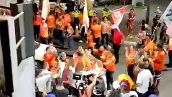 Militância de Petecão grita o nome de Mara Rocha e abraça a candidata do MDB na saída da TV Rio Branco
