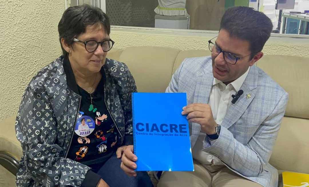 Wania Pinheiro entrega a Gladson proposta de criação de centro de atendimento a crianças com deficiência