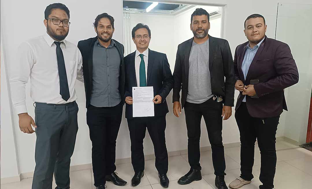 Depois de conseguir na Justiça o direito de participar de debate na TV Acre, David Hall chega à emissora