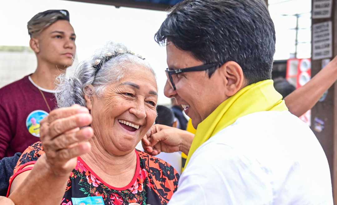 Jenilson faz caminhada na Baixada da Sobral e conversa com comerciantes e moradores