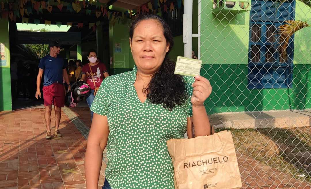 "Está nas nossas mãos o poder da mudança", afirma dona de casa após votar