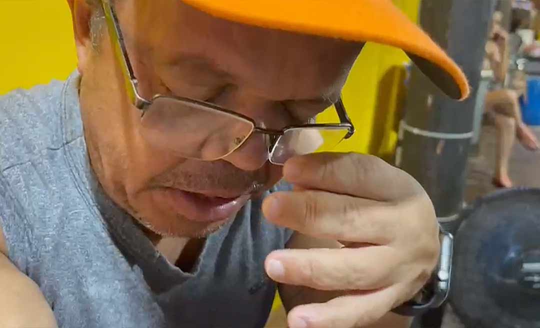 Antes de embarcar na balsa, Montana Jack chora a derrota de Petecão