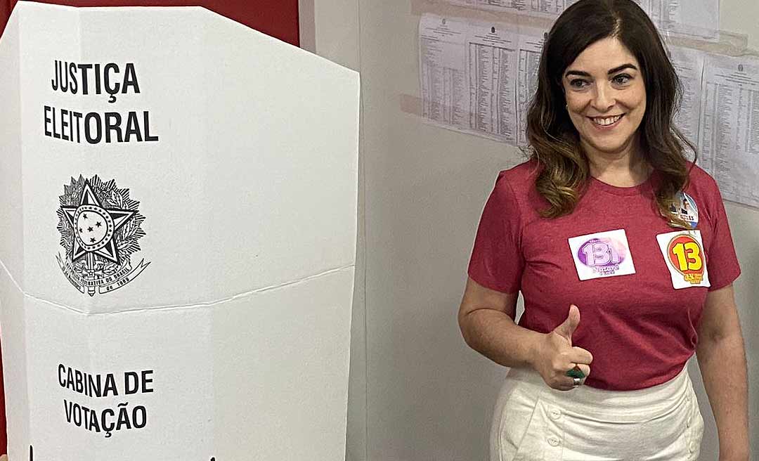 Nazaré Araújo vota na sede do MPT e fala em exercício da democracia