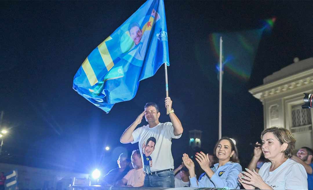 Na frente do Palácio, multidão comemora reeleição de Gladson, que emocionado agradece