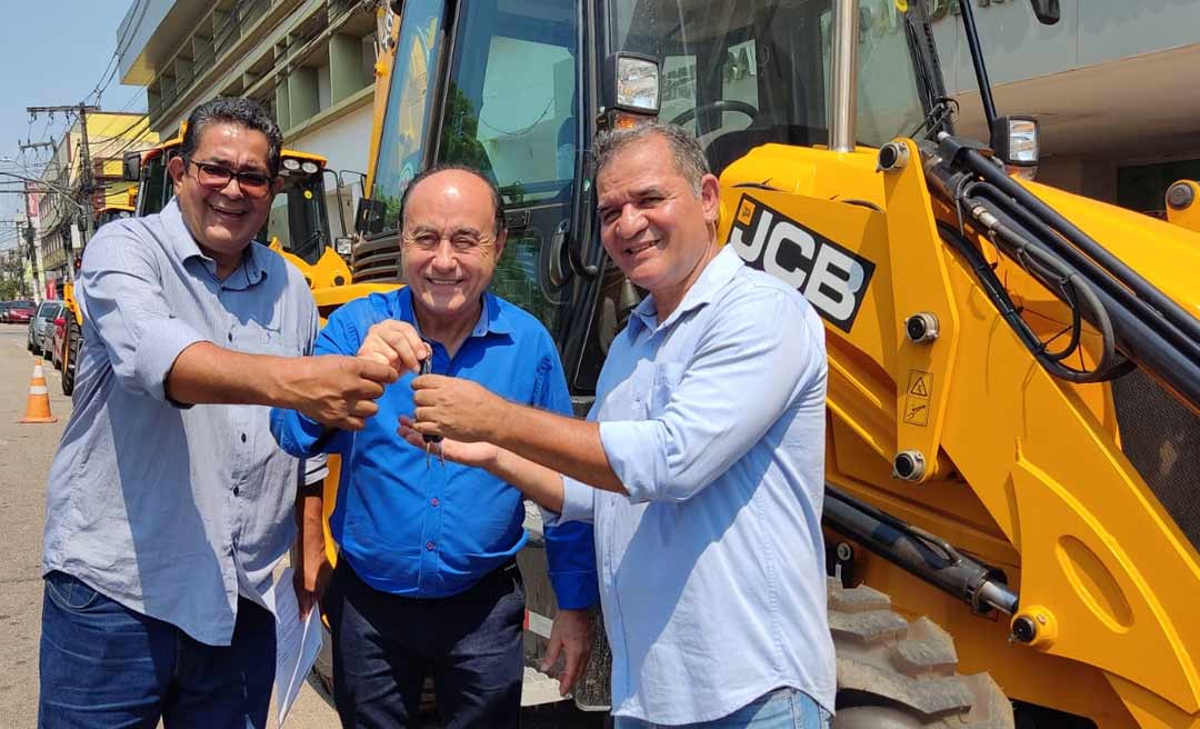 Bocalom entrega maquinários para Emurb: "são equipamentos comprados com recursos próprios"