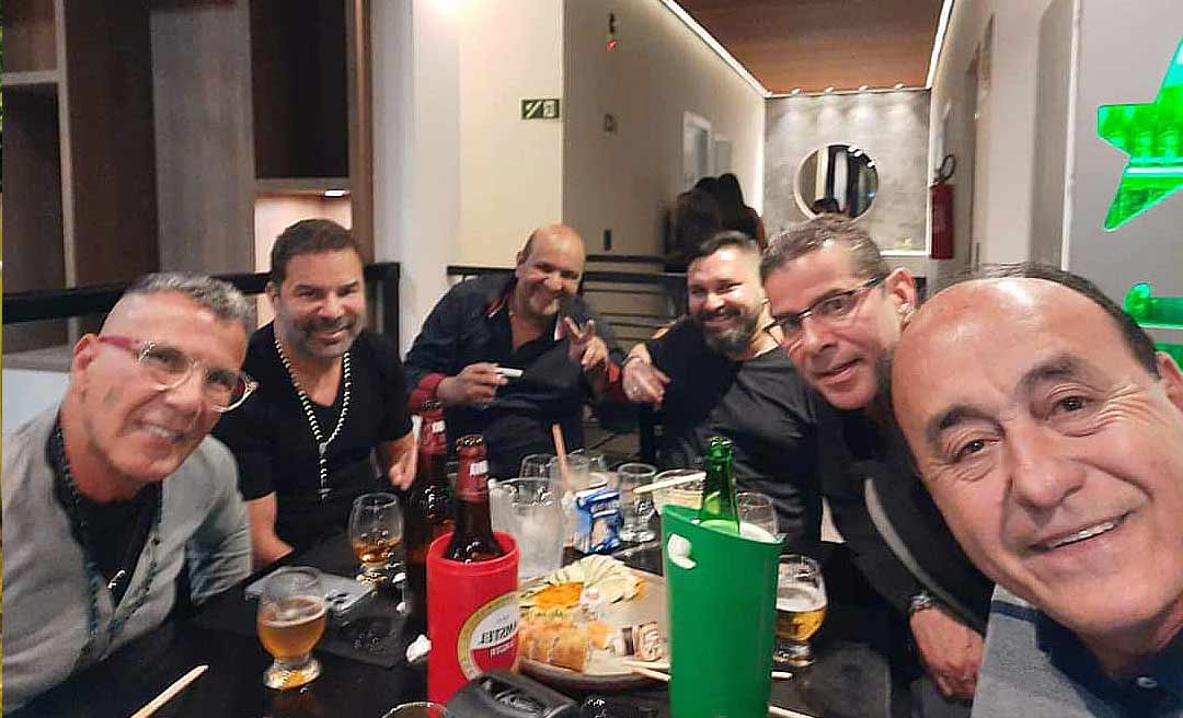 Bocalom viaja a Araguari para lançamento de condomínio do irmão, posta foto com Eri Johnson e é criticado; assessoria explica