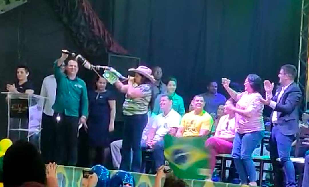 Apoiadora de Bolsonaro toca berrante e diz que vai a Minas conquistar votos para reeleição do presidente