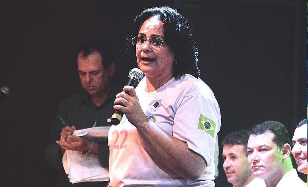 "Vamos mandar um recado para o ex-presidiário", diz Damares Alves durante evento com Michelle Bolsonaro