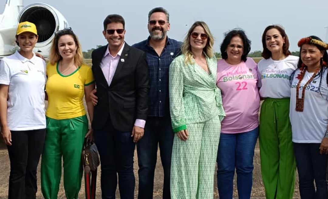 Michelle Bolsonaro chega ao Acre e é recepcionada no aeroporto por Gladson e Alan