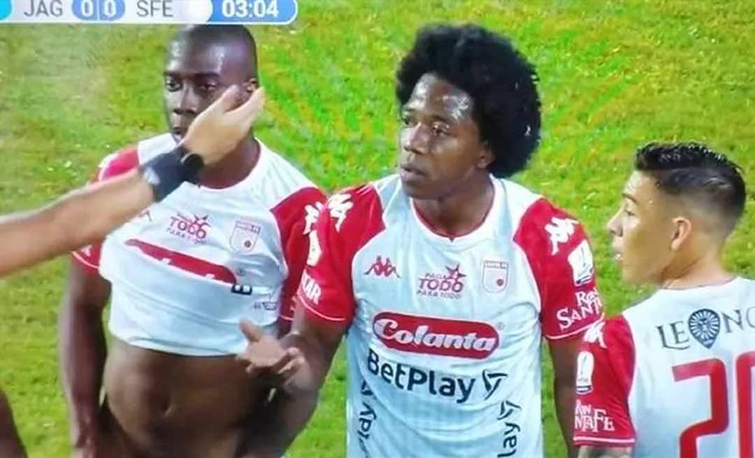Jogador do Santa Fe, da Colômbia, mostra genitália para árbitro