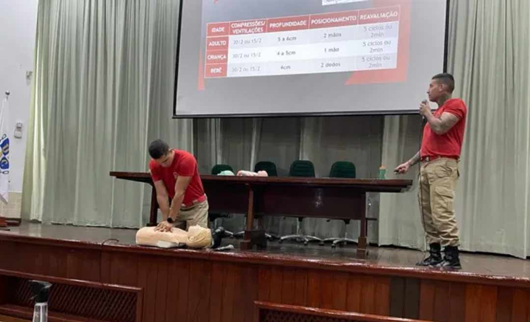 Prefeitura oferece palestra sobre primeiros socorros para cuidadores e professores bilíngues da rede municipal de ensino