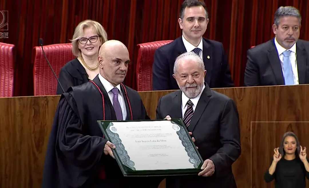 Diplomado presidente, Lula diz receber documento 'em nome da liberdade, da dignidade e da felicidade do povo brasileiro'