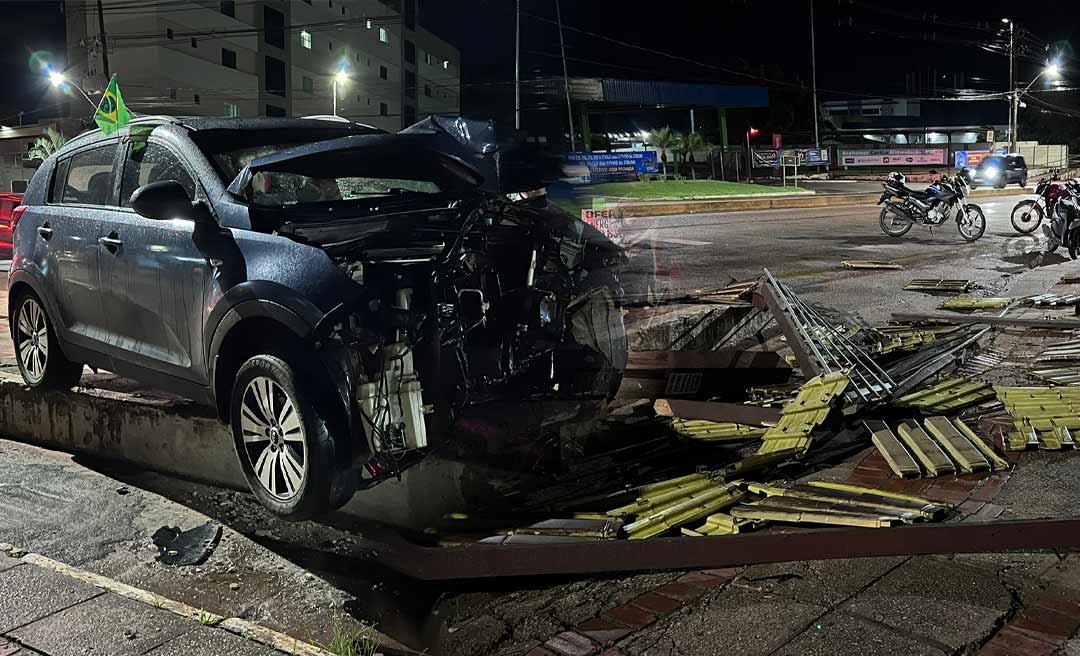Motorista embriagado invade meio fio e derruba parada de ônibus em Rio Branco